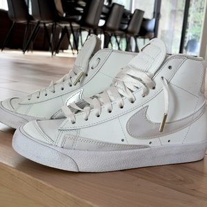 Wmns Blazer Mid 77 Vintage white w/metallic silver